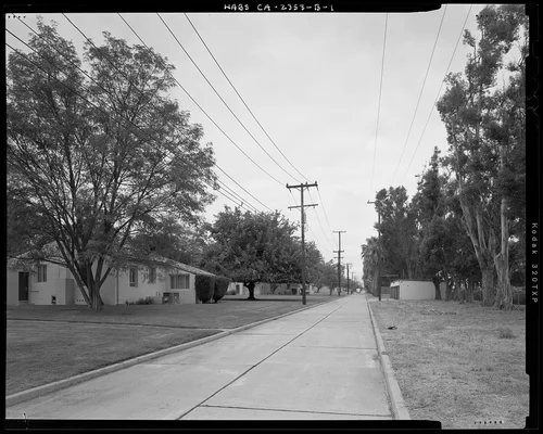 CONTEXTUAL VIEW SHOWING SOUTH SIDE OF BUILDING 257 AND ASSOCIATED MARCH FIELD HISTORIC DISTRICT RESIDENTIAL DEVELOPMENT CLUSTER, CAMERA FACING NORTH ON L STREET. - March Air Force Base, March Field, Garage, East side of L Street north of X Street, Moreno Valley, Riverside County, CA