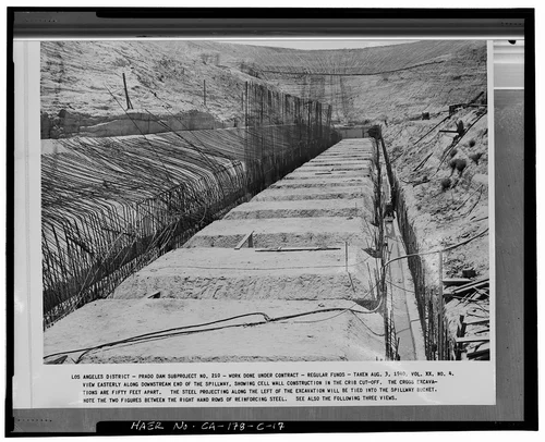  VIEW EASTERLY ALONG DOWNSTREAM END OF THE SPILLWAY, SHOWING CELL WALL CONSTRUCTION IN THE CRIB CUTOFF.... Volume XX, No. 4, August 3, 1940. - Prado Dam, Spillway, Santa Ana River near junction of State Highways 71 & 91, Corona, Riverside County, CA