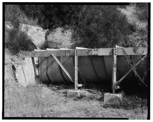  THIRD FLUME ABOVE SAR-1 FOREBAY, SHOWING TYPICAL CHANGE IN CURVATURE OF METAL SHEETING AS FLUME MEETS TUNNEL AT PORTAL. VIEW TO NORTH. - Santa Ana River Hydroelectric System, Flumes & Tunnels below Sandbox, Redlands, San Bernardino County, CA