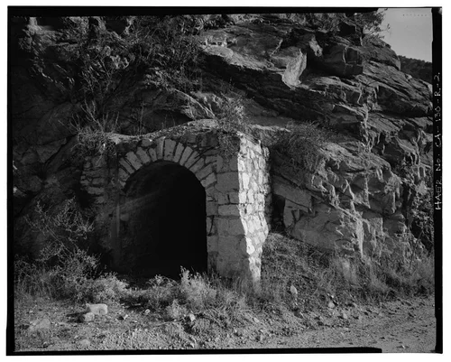  ENTRY PORTAL, ABANDONED SANTA ANA CANAL TUNNEL. VIEW TO SOUTH. - Santa Ana River Hydroelectric System, Abandoned Tunnel, Redlands, San Bernardino County, CA