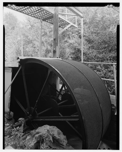  DETAIL, REVOLVING FISH SCREEN. CABLE CAR TERMINAL PLATFORM AT REAR. VIEW TO NORTHEAST. - Santa Ana River Hydroelectric System, Revolving Fish Screen, Redlands, San Bernardino County, CA
