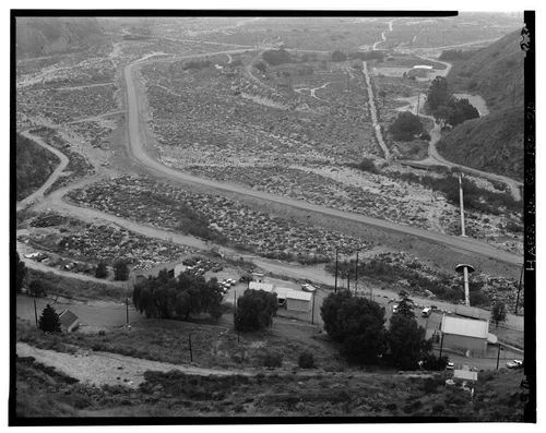  OVERVIEW OF SAR-3 COMPLEX, SHOWING FORMER RESIDENTIAL AREA, SAR-3 SWITCH RACK, MAINTENANCE YARD, AND GREENSPOT BRIDGE. NOTE ALSO LARGE PIPE CONDUCTING TAILRACE WATER INTO IRRIGATION SYSTEM. VIEW TO SOUTHWEST. - Santa Ana River Hydroelectric System, Redlands, San Bernardino County, CA
