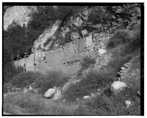  SANDBOX STRUCTURE ON SAR-3 WATER LINE SOUTH OF SAR-2. VIEW TO EAST-NORTHEAST. - Santa Ana River Hydroelectric System, Sandbox, SAR-3 Flowline, Redlands, San Bernardino County, CA