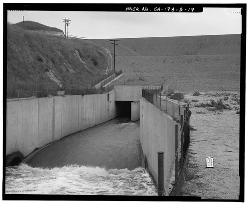  OUTLET STRUCTURE, LOOKING NORTH. NOTE ALSO THE DRAINAGE CHANNEL AND CONCRETE FLUME ALONG WEST EDGE OF EMBANKMENT. - Prado Dam, Outlet Works, Santa Ana River near junction of State Highways 71 & 91, Corona, Riverside County, CA