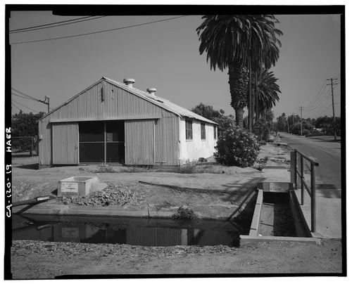  VIEW OF LINCOLN PUMP HOUSE AND CANAL LOOKING SOUTH - Gage Irrigation Canal, Running from Santa Ana River to Arlington Heights, Riverside, Riverside County, CA
