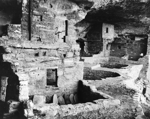 Cliff-dwelling ruins at Mesa Verde National Park