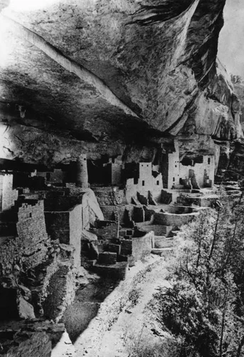 Cliff-dwelling ruins at Mesa Verde National Park
