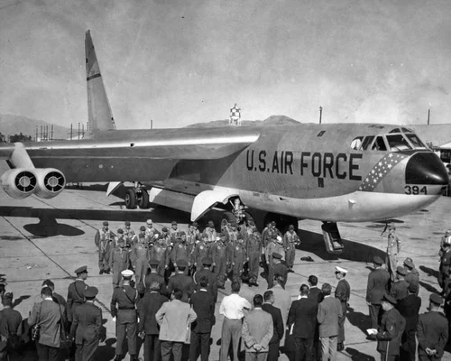 Globe-skirting aviators honored