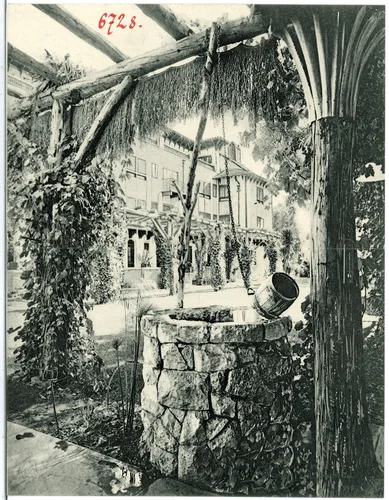 Glenwood Hotel courtyard