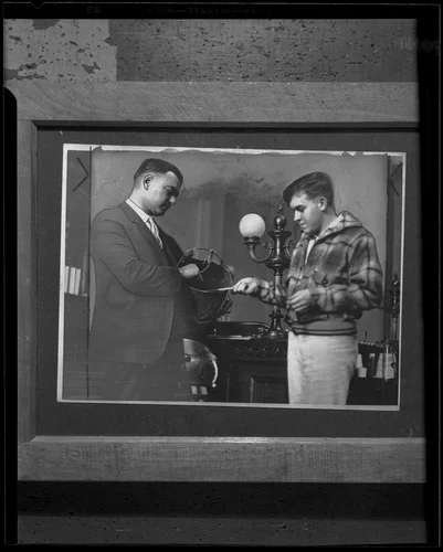 Gordon Northcott points to evidence with stick, Riverside County, circa 1929