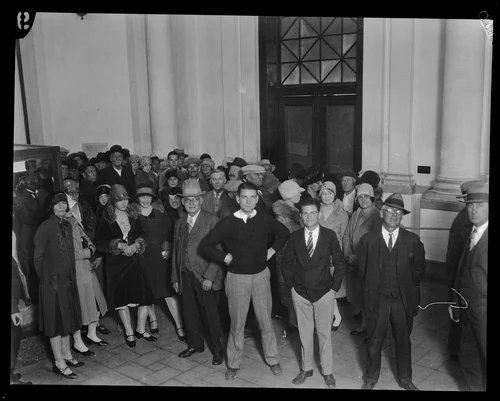 Crowd outside courtroom of Northcott murder trial, Riverside, 1929