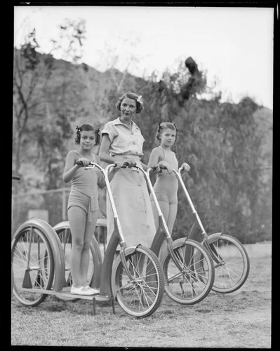 Mother Muriel Lane with her children Gloria and Joan vacationing in California, Palm Springs, 1936
