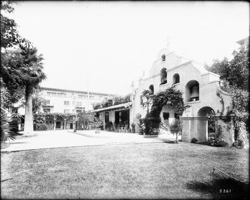 The courtyard of the Frank Miller's Glenwood Mission Inn, Riverside, ca.1910
