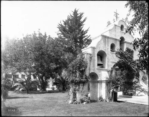 The courtyard of the Frank Miller's Glenwood Hotel (Mission Inn), Riverside, ca.1910