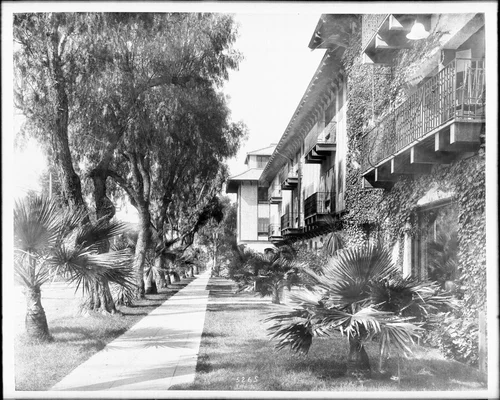 A sidewalk on Orange Street, Riverside