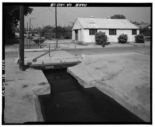  VIEW OF LINCOLN PUMP HOUSE AND CANAL LOOKING EAST - Gage Irrigation Canal, Running from Santa Ana River to Arlington Heights, Riverside, Riverside County, CA